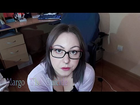 ❤️ 眼鏡をかけたセクシーな少女がカメラに向かってディルドを深くしゃぶる ️ 上質ポルノ ❌️