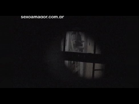 ❤️ ブロンドが空洞のレンガの後ろに隠れた近所の盗撮犯に密かにビデオ撮影される ️ 上質ポルノ ❌️